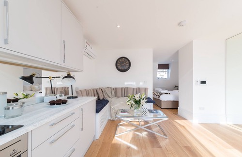 Parsons Green and Walham Apartment | Fulham Broadway 1 Bed - Sw Balcony - Pet Friendly