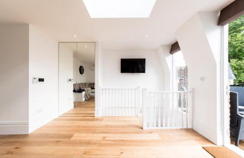 Parsons Green and Walham Apartment | Fulham Broadway 1 Bed - Sw Balcony - Pet Friendly