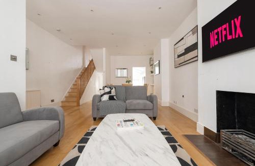 Fulham Broadway Apartment | Fulham Spacious & Luxe House with Parking & Garden