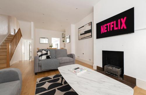 Fulham Broadway Apartment | Fulham Spacious & Luxe House with Parking & Garden