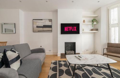 Fulham Broadway Apartment | Fulham Spacious & Luxe House with Parking & Garden