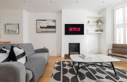 Fulham Broadway Apartment | Fulham Spacious & Luxe House with Parking & Garden