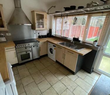 Canning Town Apartment | Full 3 bedroom house 3 floors