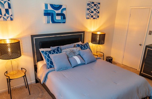 Landmark Condo | Full Condo Free Parking + Self Check-In