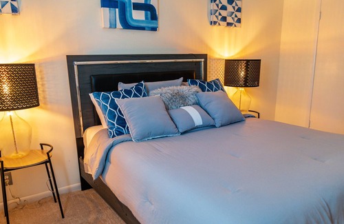 Landmark Condo | Full Condo Free Parking + Self Check-In
