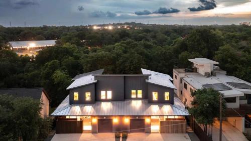 South Lamar Apartment | Full Duplex ATX Modern Creekside Retreat 2 Pools