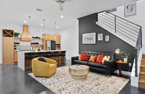South Lamar Apartment | Full Duplex ATX Modern Creekside Retreat 2 Pools