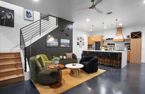 South Lamar Apartment | Full Duplex ATX Modern Creekside Retreat 2 Pools