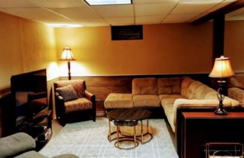 White Pine House | Full House on secluded road, 4 bed 2 bath, fully furnished basement w/bar + beds