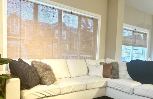 Cochrane House | Full House, Pet Friendly, Private Backyard.
