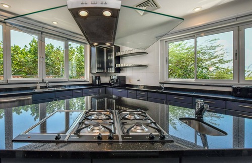 Malmok Villa | Full outdoor kitchen experience with breathtaking ocean view