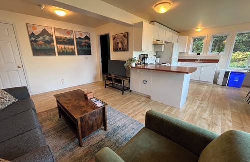 Balfour House | Full Suite | Lake View | Forest Retreat | Full Kitchen | Laundry