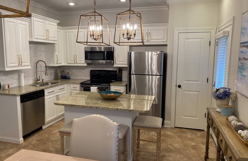 Oxford House | Full Townhouse Fleur de Lis condominiums 1 Mile To Stadiums