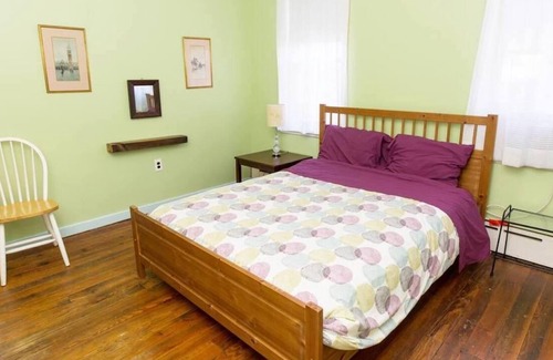 South Philadelphia House | Full, traditional rowhome in South Philly