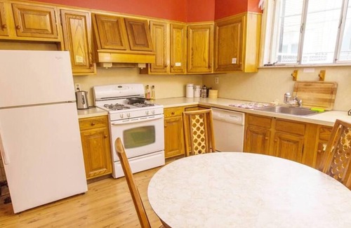 South Philadelphia House | Full, traditional rowhome in South Philly