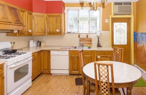 South Philadelphia House | Full, traditional rowhome in South Philly