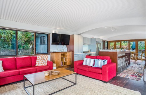 Byron Bay House | Fuller Holidays - Belongil Beachfront Pavilion, 18 Childe St
