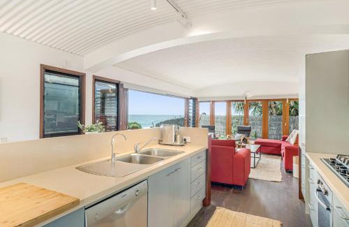 Byron Bay House | Fuller Holidays - Belongil Beachfront Pavilion, 18 Childe St