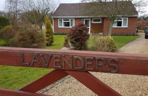 Holme House | Fully equipped, cosy modern secluded bungalow close to the Beach