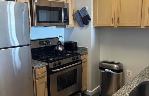 Clarendon Apartment | Fully equipped 1-bedroom, pool, gym & parking in Clarendon, Arlington