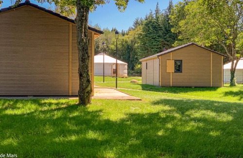 Les Martys Ski Chalet | Fully-equipped 3-bedroom "Laprade" chalet near a large lake