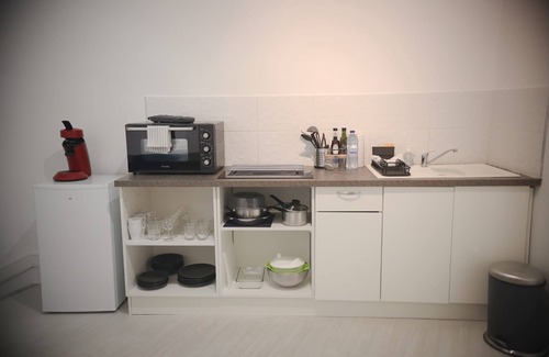 Auxerre Apartment | Fully-equipped 4-person apartment with shower in a very convenient location.