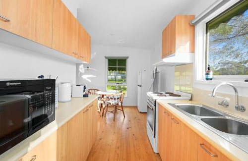 Balnarring House | Fully Equipped Balnarring Cottage for 4 w pool
