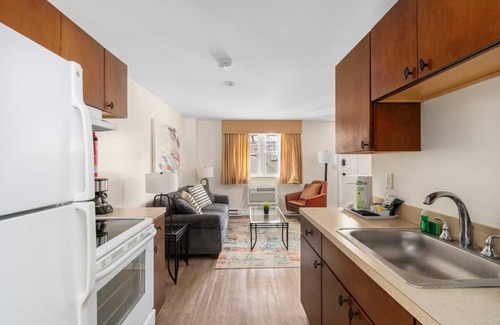 Beverly Hotel | Fully Equipped Kitchen and Free Parking Included for a Hassle-Free Stay