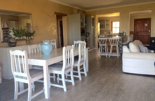 Betty's Bay House | FULLY EQUIPPED SEA FRONT HOLIDAY HOUSE nGround floornFireplace, Braai area