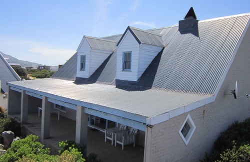 Betty's Bay House | FULLY EQUIPPED SEA FRONT HOLIDAY HOUSE nGround floornFireplace, Braai area