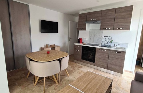 Toulon House | Fully-equipped Type 2 house with swimming pool and outdoor terrace.