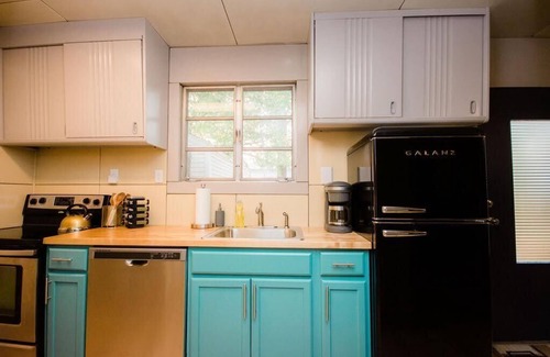 Lovington House | Fully Fenced - King Bed - 2 Twin Beds - Retro 1948 Mid-century Metal Lustron
