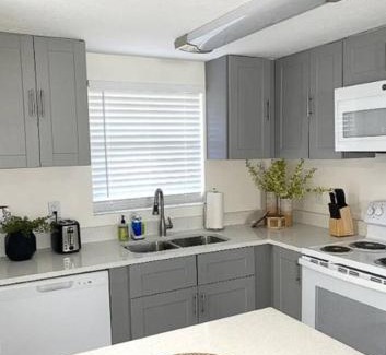 Southgate House | Fully Fenced With Hot tub near Siesta Key Bridge