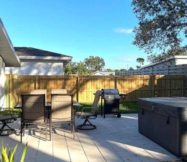 Southgate House | Fully Fenced With Hot tub near Siesta Key Bridge