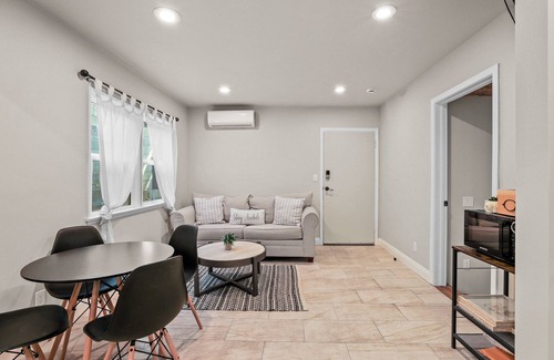 Inglewood House | Fully Furnished 1BR Near Prime LA Spot - Perfect for a getaway