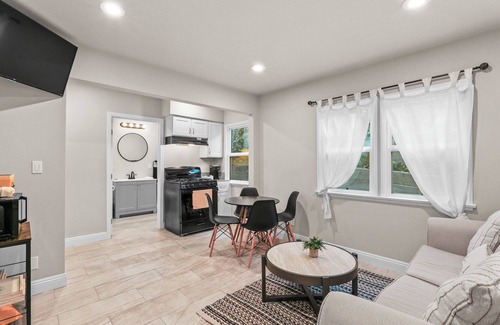 Inglewood House | Fully Furnished 1BR Near Prime LA Spot - Perfect for a getaway