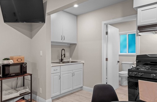 Inglewood House | Fully Furnished 1BR Near Prime LA Spot - Perfect for a getaway