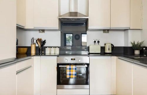 Canning Town Apartment | Fully Furnished 2 Bedroom Apartment Canning Town close to 02 Arena, Canary Wharf with FREE Parking