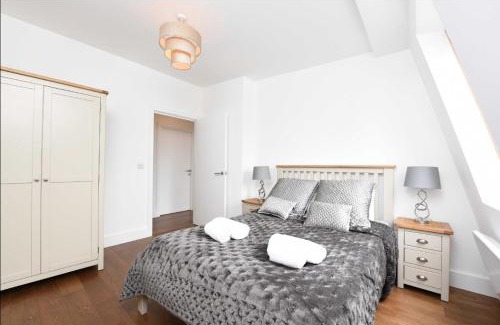 Canning Town Apartment | Fully Furnished 2 Bedroom Apartment Canning Town close to 02 Arena, Canary Wharf with FREE Parking