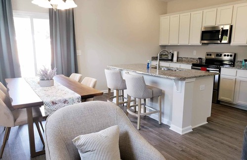 Columbia House | Fully furnished 3 bed, 2.5 bath near shopping, restaurants, and interstate