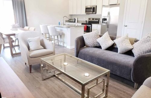Columbia House | Fully furnished 3 bed, 2.5 bath near shopping, restaurants, and interstate
