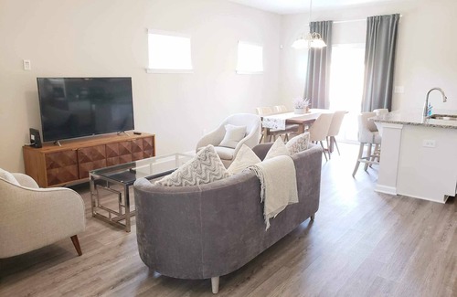 Columbia House | Fully furnished 3 bed, 2.5 bath near shopping, restaurants, and interstate