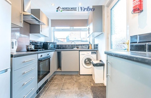 Manchester House | Fully Furnished 3BR House in Manchester | Free Wifi & Parking | Near City Centre