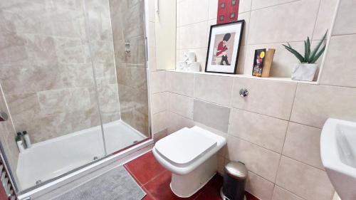 Crouch End Apartment | Fully Furnished 4 Bedroom Crouch End Home with Parking with Long Stay Discounts