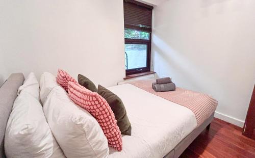 Crouch End Apartment | Fully Furnished 4 Bedroom Crouch End Home with Parking with Long Stay Discounts