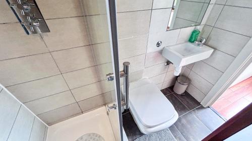 Crouch End Apartment | Fully Furnished 4 Bedroom Crouch End Home with Parking with Long Stay Discounts
