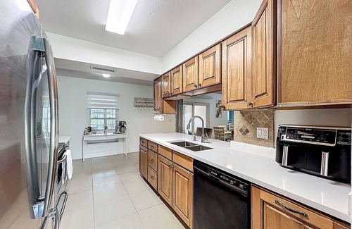 Bloomingdale House | Fully Furnished 4BR Home w/A/C Wi-Fi, Free Parking – Quiet Near Tampa