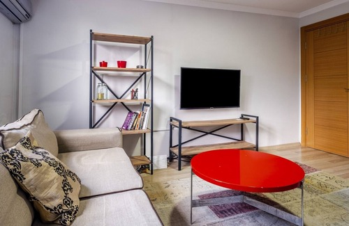 Atasehir Apartment | Fully Furnished Flat with Terrace in Atasehir