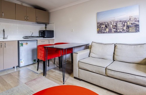 Atasehir Apartment | Fully Furnished Flat with Terrace in Atasehir