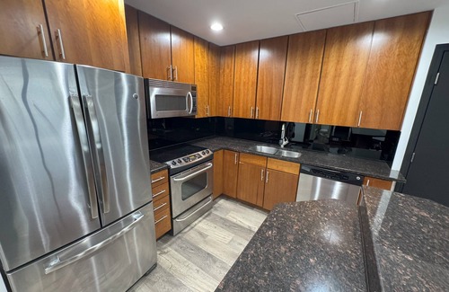 Downtown Chicago Condo | Fully Furnished Gold Coast Luxury Condo with Sunset View Ideal for 30+ Day Stays